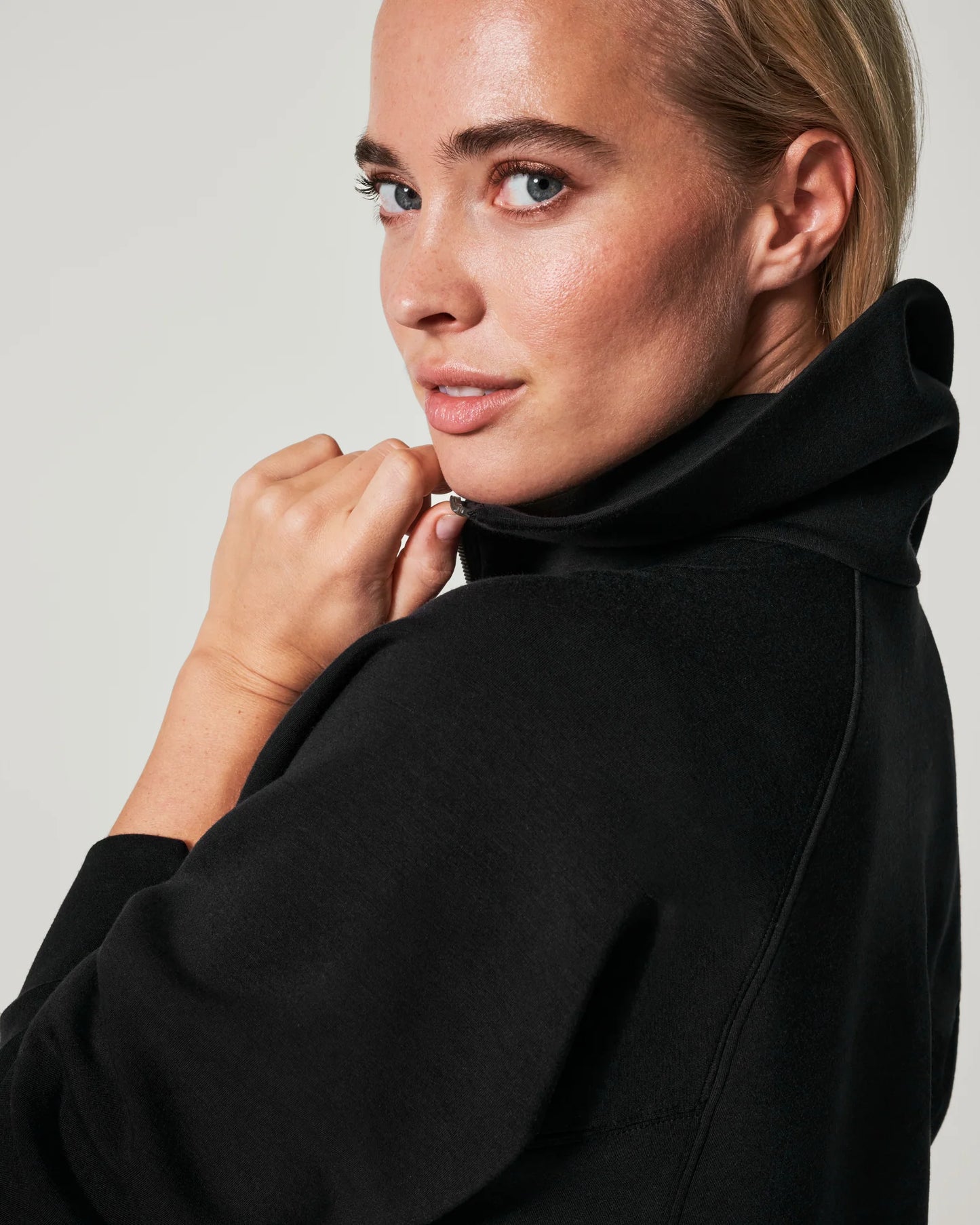 Spanx - AirEssentials Half Zip - Very Black