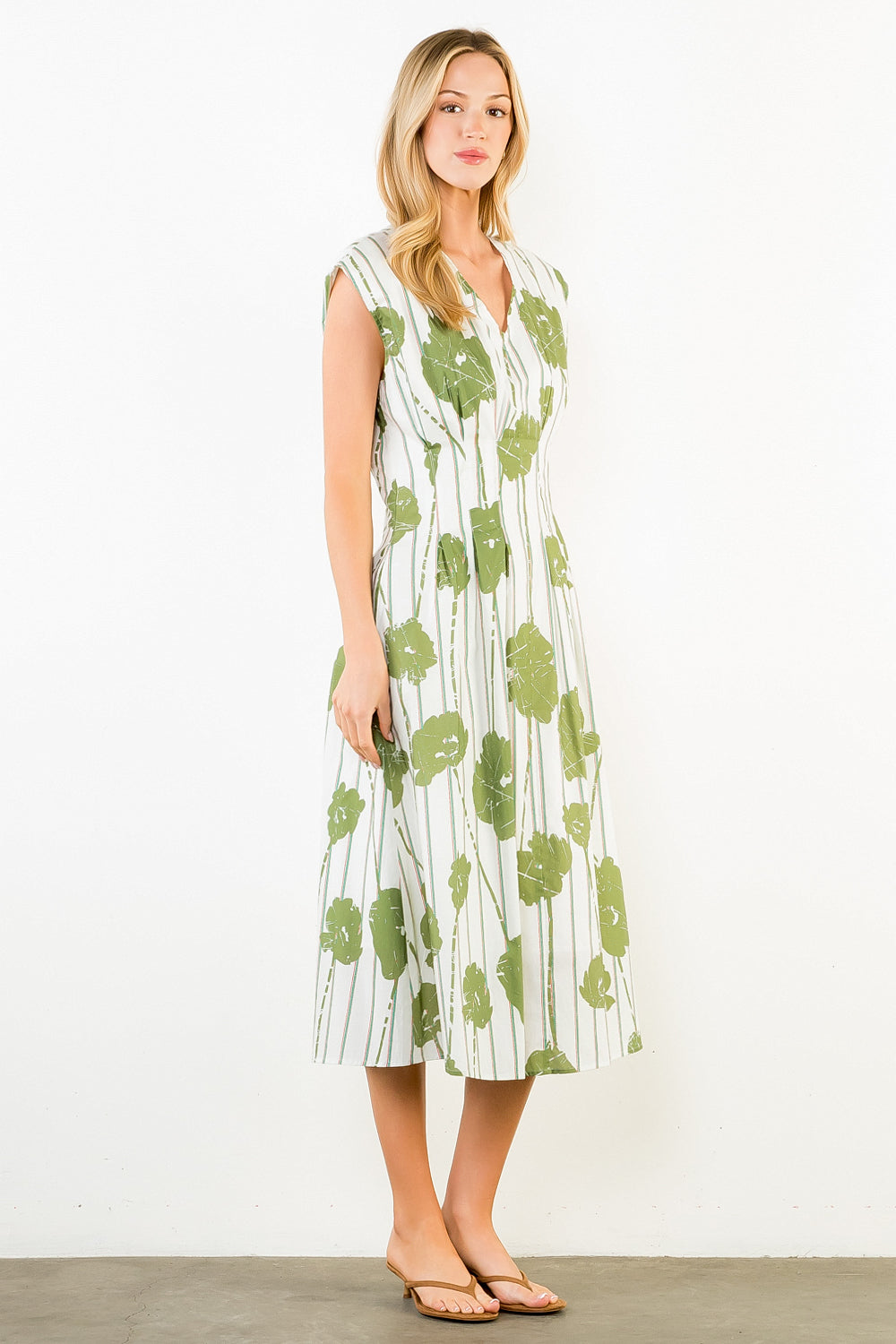 Sleeveless Pattern Detail V-Neck Dress - White