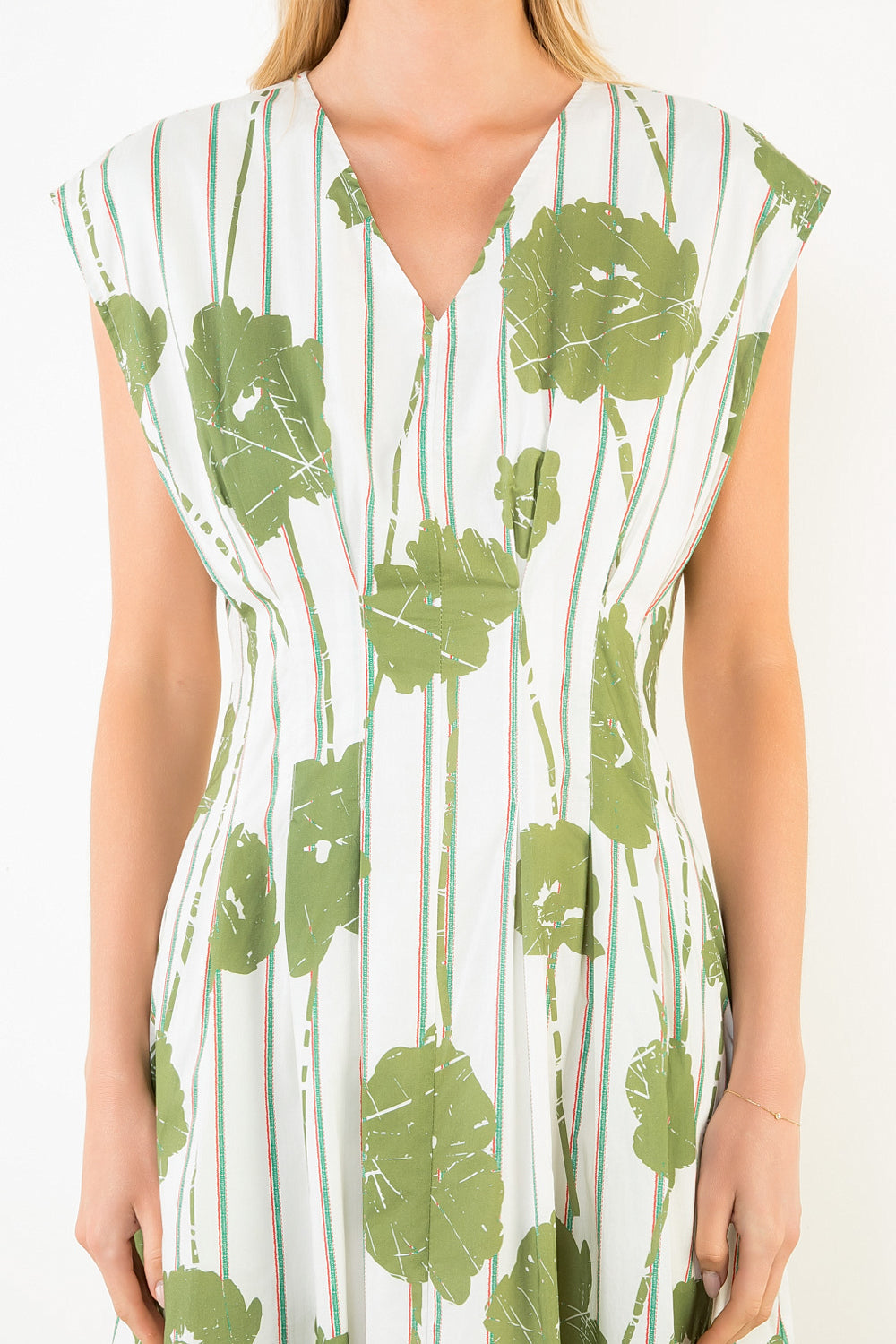 Sleeveless Pattern Detail V-Neck Dress - White